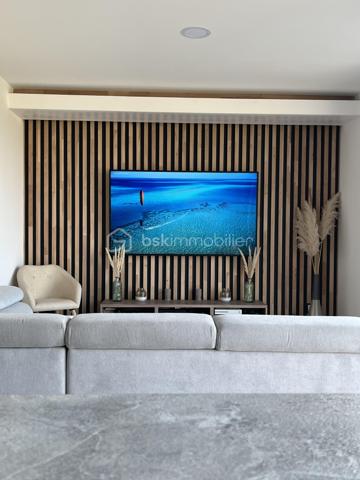 ✨ Maison contemporaine 2 faces de 94 m² habitables avec piscine

Vous recherchez une maison moderne, sans travaux et prête à accueillir votre famille ? Découvrez cette belle maison aux prestations de qualité située dans un environnement agréable.


Les espaces de vie :
• Belle pièce de vie lumineuse de 43 m²
• Cuisine ouverte sur le séjour
• 3 chambres confortables
• Salle de bains avec baignoire et double douche
• Climatisation gainable dans toute la maison
• Garage de 23 m²


Les extérieurs :
• Terrain de 291 m²
• Magnifique terrasse en Cumaru (bois exotique)
• Piscine au sel
• Volet roulant de sécurité sur la piscine
• Jardin facile d’entretien
• Stationnement facile


Les + de cette maison :
✔ Aucun travaux à prévoir
✔ Prestations modernes et soignées
✔ Confort optimal été comme hiver
✔ Agencement fonctionnel et bien pensé
✔ Maison clé en main
✔ Idéale pour une famille ou un jeune couple


Une maison où il ne reste plus qu’à poser vos valises !