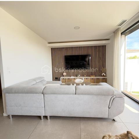 ✨ Maison contemporaine 2 faces de 94 m² habitables avec piscine

Vous recherchez une maison moderne, sans travaux et prête à accueillir votre famille ? Découvrez cette belle maison aux prestations de qualité située dans un environnement agréable.


Les espaces de vie :
• Belle pièce de vie lumineuse de 43 m²
• Cuisine ouverte sur le séjour
• 3 chambres confortables
• Salle de bains avec baignoire et double douche
• Climatisation gainable dans toute la maison
• Garage de 23 m²


Les extérieurs :
• Terrain de 291 m²
• Magnifique terrasse en Cumaru (bois exotique)
• Piscine au sel
• Volet roulant de sécurité sur la piscine
• Jardin facile d’entretien
• Stationnement facile


Les + de cette maison :
✔ Aucun travaux à prévoir
✔ Prestations modernes et soignées
✔ Confort optimal été comme hiver
✔ Agencement fonctionnel et bien pensé
✔ Maison clé en main
✔ Idéale pour une famille ou un jeune couple


Une maison où il ne reste plus qu’à poser vos valises !