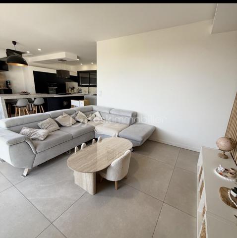 ✨ Maison contemporaine 2 faces de 94 m² habitables avec piscine

Vous recherchez une maison moderne, sans travaux et prête à accueillir votre famille ? Découvrez cette belle maison aux prestations de qualité située dans un environnement agréable.


Les espaces de vie :
• Belle pièce de vie lumineuse de 43 m²
• Cuisine ouverte sur le séjour
• 3 chambres confortables
• Salle de bains avec baignoire et double douche
• Climatisation gainable dans toute la maison
• Garage de 23 m²


Les extérieurs :
• Terrain de 291 m²
• Magnifique terrasse en Cumaru (bois exotique)
• Piscine au sel
• Volet roulant de sécurité sur la piscine
• Jardin facile d’entretien
• Stationnement facile


Les + de cette maison :
✔ Aucun travaux à prévoir
✔ Prestations modernes et soignées
✔ Confort optimal été comme hiver
✔ Agencement fonctionnel et bien pensé
✔ Maison clé en main
✔ Idéale pour une famille ou un jeune couple


Une maison où il ne reste plus qu’à poser vos valises !