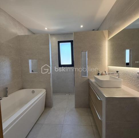 ✨ Maison contemporaine 2 faces de 94 m² habitables avec piscine

Vous recherchez une maison moderne, sans travaux et prête à accueillir votre famille ? Découvrez cette belle maison aux prestations de qualité située dans un environnement agréable.


Les espaces de vie :
• Belle pièce de vie lumineuse de 43 m²
• Cuisine ouverte sur le séjour
• 3 chambres confortables
• Salle de bains avec baignoire et double douche
• Climatisation gainable dans toute la maison
• Garage de 23 m²


Les extérieurs :
• Terrain de 291 m²
• Magnifique terrasse en Cumaru (bois exotique)
• Piscine au sel
• Volet roulant de sécurité sur la piscine
• Jardin facile d’entretien
• Stationnement facile


Les + de cette maison :
✔ Aucun travaux à prévoir
✔ Prestations modernes et soignées
✔ Confort optimal été comme hiver
✔ Agencement fonctionnel et bien pensé
✔ Maison clé en main
✔ Idéale pour une famille ou un jeune couple


Une maison où il ne reste plus qu’à poser vos valises !