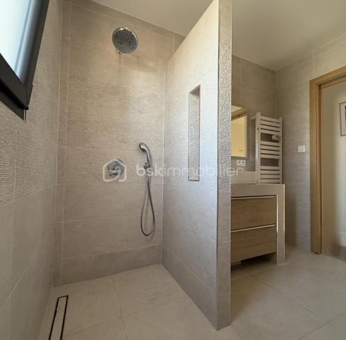 ✨ Maison contemporaine 2 faces de 94 m² habitables avec piscine

Vous recherchez une maison moderne, sans travaux et prête à accueillir votre famille ? Découvrez cette belle maison aux prestations de qualité située dans un environnement agréable.


Les espaces de vie :
• Belle pièce de vie lumineuse de 43 m²
• Cuisine ouverte sur le séjour
• 3 chambres confortables
• Salle de bains avec baignoire et double douche
• Climatisation gainable dans toute la maison
• Garage de 23 m²


Les extérieurs :
• Terrain de 291 m²
• Magnifique terrasse en Cumaru (bois exotique)
• Piscine au sel
• Volet roulant de sécurité sur la piscine
• Jardin facile d’entretien
• Stationnement facile


Les + de cette maison :
✔ Aucun travaux à prévoir
✔ Prestations modernes et soignées
✔ Confort optimal été comme hiver
✔ Agencement fonctionnel et bien pensé
✔ Maison clé en main
✔ Idéale pour une famille ou un jeune couple


Une maison où il ne reste plus qu’à poser vos valises !