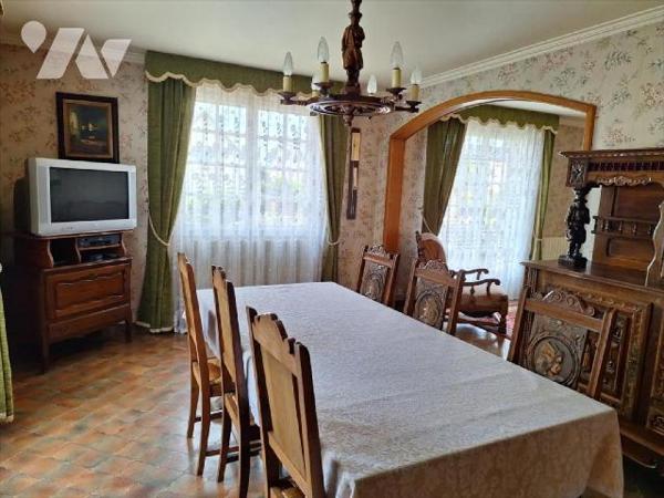 A Vendre, à ERNEE (53500), en Mayenne. Maison d'habitation, comprenant :- au rez de chaussée su...