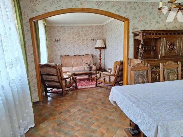 A Vendre, à ERNEE (53500), en Mayenne. Maison d'habitation, comprenant :- au rez de chaussée su...