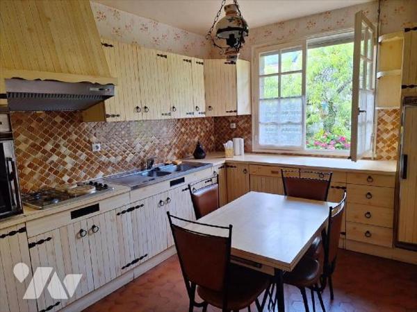 A Vendre, à ERNEE (53500), en Mayenne. Maison d'habitation, comprenant :- au rez de chaussée su...