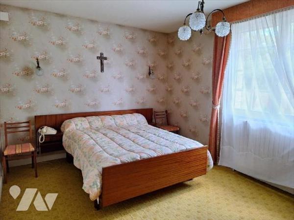 A Vendre, à ERNEE (53500), en Mayenne. Maison d'habitation, comprenant :- au rez de chaussée su...