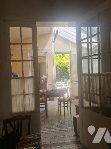 Une maison à usage d'habitation comprenant :