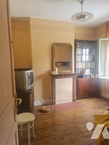 Une maison à usage d'habitation comprenant :