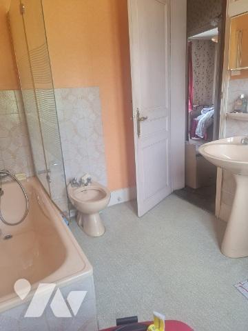 Une maison à usage d'habitation comprenant :