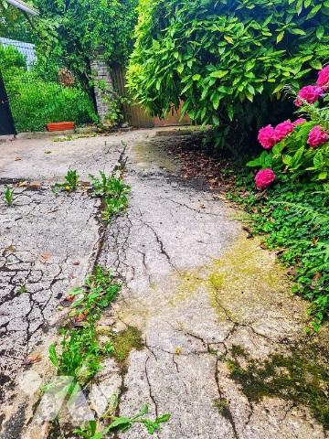 Une maison à usage d'habitation comprenant :