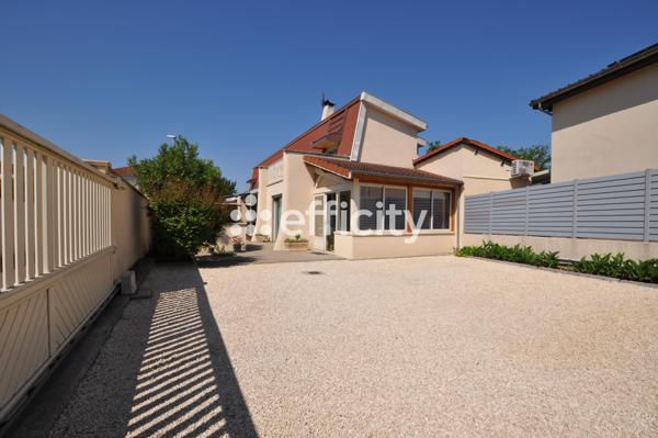 Maison
         5 pièces
        - 106 m² Exclusivité 329 000 € *