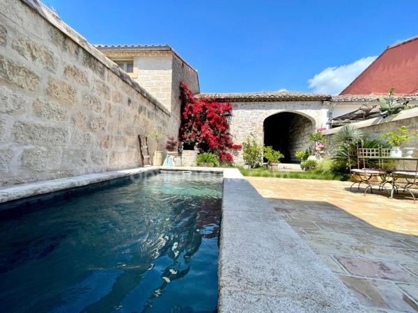 MAISON INTRA-MUROS AVEC PATIO ET PISCINE