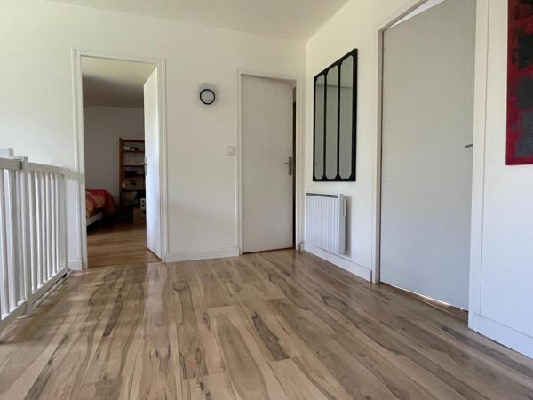 Maison traditionnelle, de 1976, 211 m2 en impasse.