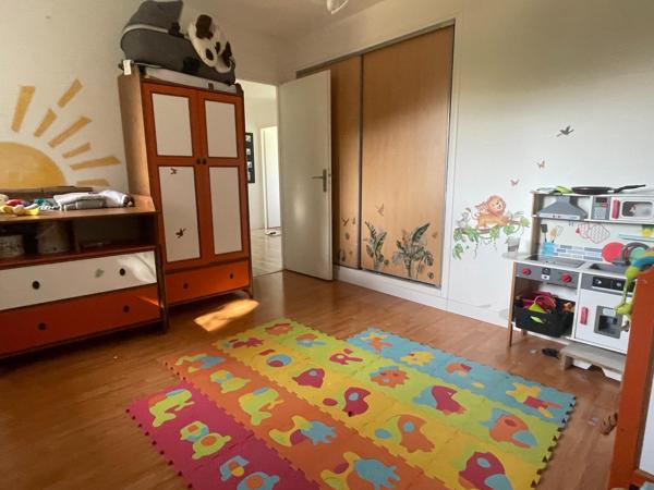 Maison traditionnelle, de 1976, 211 m2 en impasse.