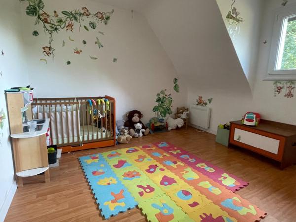 Maison traditionnelle, de 1976, 211 m2 en impasse.