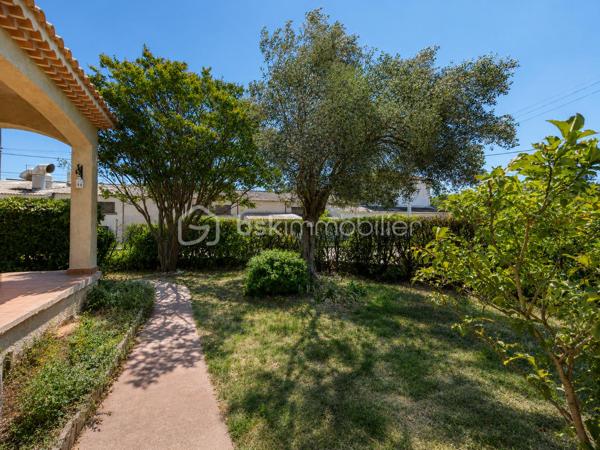 Située dans un quartier résidentiel calme et recherché de Pierrelatte, à proximité des commerces, des écoles et des commodités, venez découvrir cette agréable maison familiale de 96 m² implantée sur un terrain clos et arboré de 500 m².

Dès l'entrée, vous serez séduits par ses beaux volumes et son fort potentiel d'aménagement. Elle se compose d'un séjour lumineux, d'une cuisine indépendante, de quatre chambres, d'une salle de bains et de deux WC.

À l'extérieur, vous profiterez d'un jardin agréable, d'une terrasse couverte ainsi que d'un grand garage de 34 m² avec porte motorisée.

Les + de cette maison :

✔️ Terrain clos de 500 m²
✔️ 4 chambres
✔️ Grand garage de 34 m²
✔️ Terrasse couverte
✔️ Forage avec pompe pour l'arrosage
✔️ Deux climatisations réversibles
✔️ Portail électrique
✔️ Vide sanitaire accessible d'environ 80 cm
✔️ Second accès indépendant permettant de stationner un camping-car, une remorque ou plusieurs véhicules.

Construite dans les années 70, cette maison est saine et parfaitement entretenue. Quelques travaux de remise au goût du jour permettront de la personnaliser selon vos envies et d'en révéler tout le potentiel.