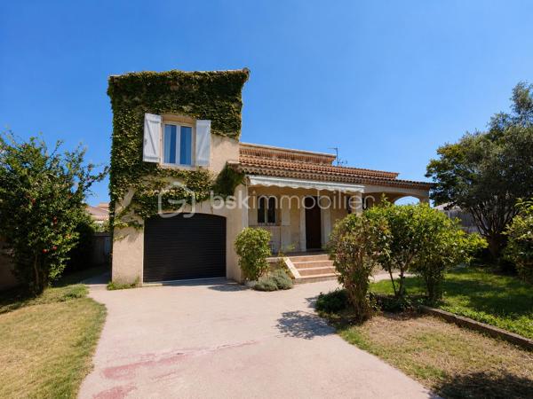 Située dans un quartier résidentiel calme et recherché de Pierrelatte, à proximité des commerces, des écoles et des commodités, venez découvrir cette agréable maison familiale de 96 m² implantée sur un terrain clos et arboré de 500 m².

Dès l'entrée, vous serez séduits par ses beaux volumes et son fort potentiel d'aménagement. Elle se compose d'un séjour lumineux, d'une cuisine indépendante, de quatre chambres, d'une salle de bains et de deux WC.

À l'extérieur, vous profiterez d'un jardin agréable, d'une terrasse couverte ainsi que d'un grand garage de 34 m² avec porte motorisée.

Les + de cette maison :

✔️ Terrain clos de 500 m²
✔️ 4 chambres
✔️ Grand garage de 34 m²
✔️ Terrasse couverte
✔️ Forage avec pompe pour l'arrosage
✔️ Deux climatisations réversibles
✔️ Portail électrique
✔️ Vide sanitaire accessible d'environ 80 cm
✔️ Second accès indépendant permettant de stationner un camping-car, une remorque ou plusieurs véhicules.

Construite dans les années 70, cette maison est saine et parfaitement entretenue. Quelques travaux de remise au goût du jour permettront de la personnaliser selon vos envies et d'en révéler tout le potentiel.
