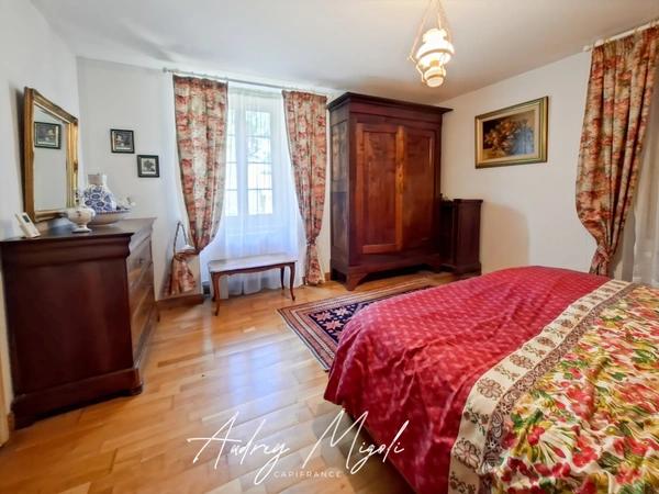 Propriété en pierre 8 pièces, 5 chambres, dépendances, piscine, terrain 7800m²