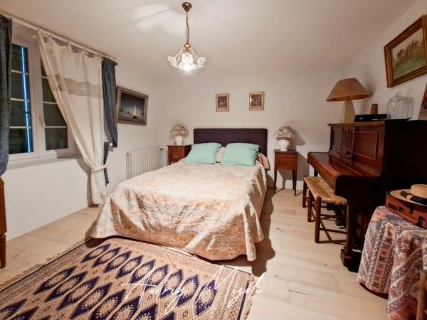 Propriété en pierre 8 pièces, 5 chambres, dépendances, piscine, terrain 7800m²