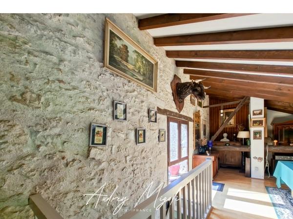 Propriété en pierre 8 pièces, 5 chambres, dépendances, piscine, terrain 7800m²