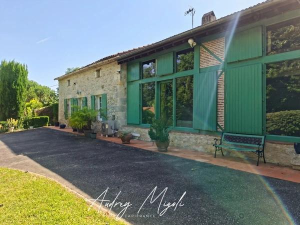 Propriété en pierre 8 pièces, 5 chambres, dépendances, piscine, terrain 7800m²