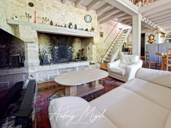 Propriété en pierre 8 pièces, 5 chambres, dépendances, piscine, terrain 7800m²