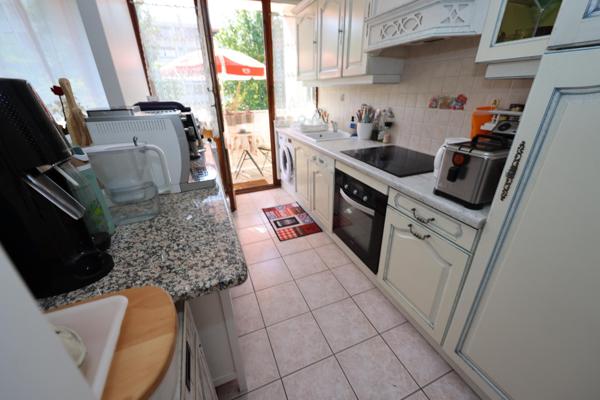 Croix-Blanche : Beau 3 pièces de 63 m² + balcon , cave et parking privé