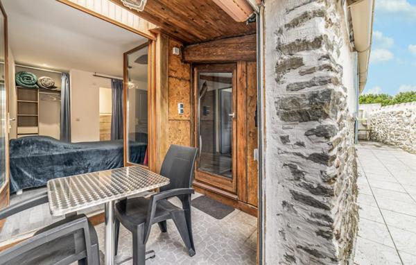 Belle demeure en pierre 5 chambres avec garage, cour, terrasse et courcive