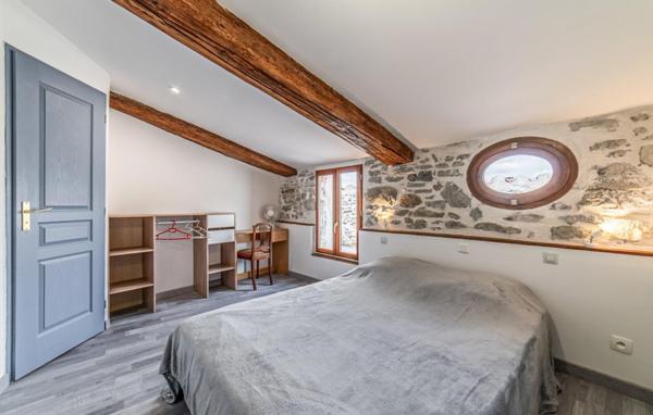 Belle demeure en pierre 5 chambres avec garage, cour, terrasse et courcive