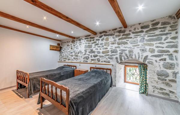 Belle demeure en pierre 5 chambres avec garage, cour, terrasse et courcive