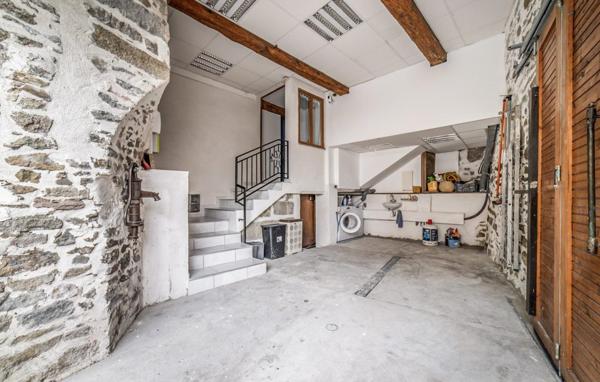 Belle demeure en pierre 5 chambres avec garage, cour, terrasse et courcive