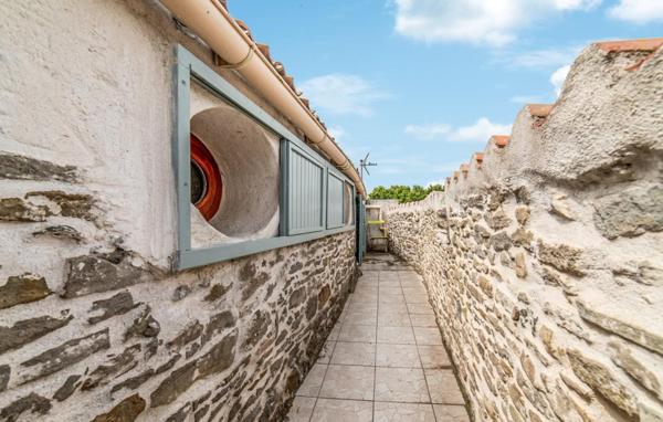 Belle demeure en pierre 5 chambres avec garage, cour, terrasse et courcive