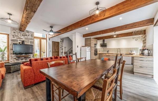 Belle demeure en pierre 5 chambres avec garage, cour, terrasse et courcive