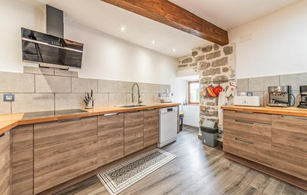 Belle demeure en pierre 5 chambres avec garage, cour, terrasse et courcive