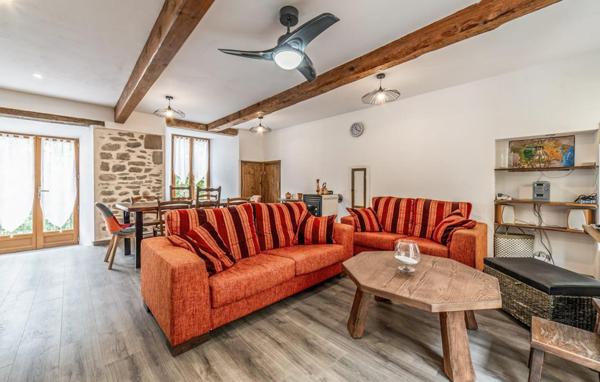 Belle demeure en pierre 5 chambres avec garage, cour, terrasse et courcive