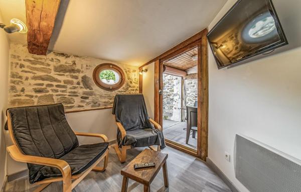 Belle demeure en pierre 5 chambres avec garage, cour, terrasse et courcive