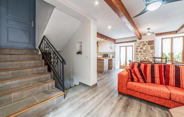 Belle demeure en pierre 5 chambres avec garage, cour, terrasse et courcive