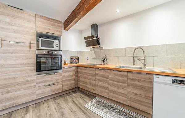 Belle demeure en pierre 5 chambres avec garage, cour, terrasse et courcive