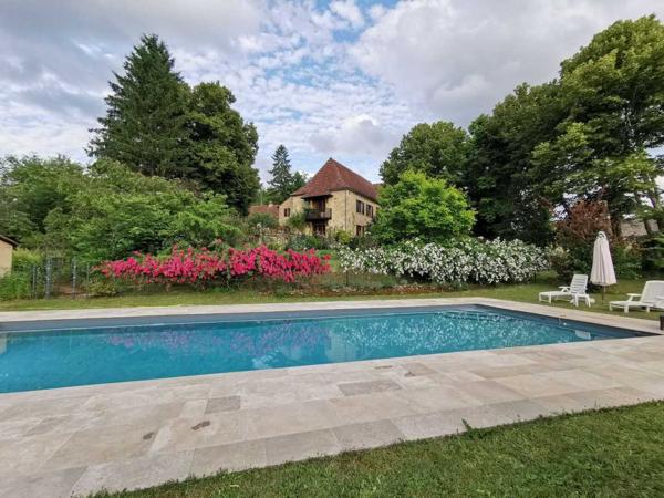 Maison ancienne - Les eyzies Très belle propriété en Périgord Noir, avec grande maison principale, maison d'amis et piscine. Beau terrain paysagé d'environ 5700 m².
