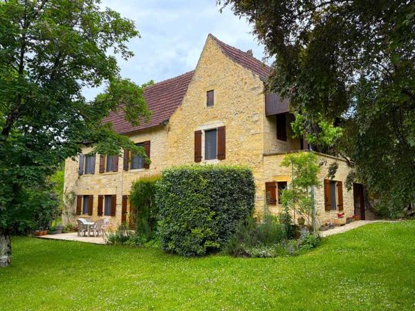 Maison ancienne - Les eyzies Très belle propriété en Périgord Noir, avec grande maison principale, maison d'amis et piscine. Beau terrain paysagé d'environ 5700 m².