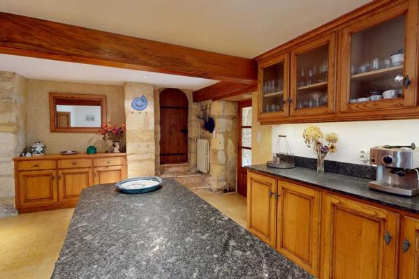 Maison ancienne - Les eyzies Très belle propriété en Périgord Noir, avec grande maison principale, maison d'amis et piscine. Beau terrain paysagé d'environ 5700 m².