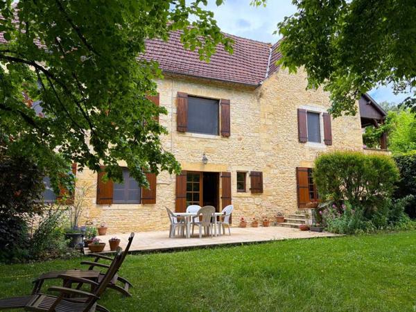 Maison ancienne - Les eyzies Très belle propriété en Périgord Noir, avec grande maison principale, maison d'amis et piscine. Beau terrain paysagé d'environ 5700 m².