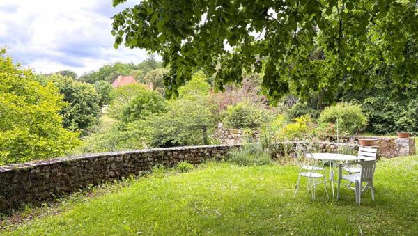 Maison ancienne - Les eyzies Très belle propriété en Périgord Noir, avec grande maison principale, maison d'amis et piscine. Beau terrain paysagé d'environ 5700 m².