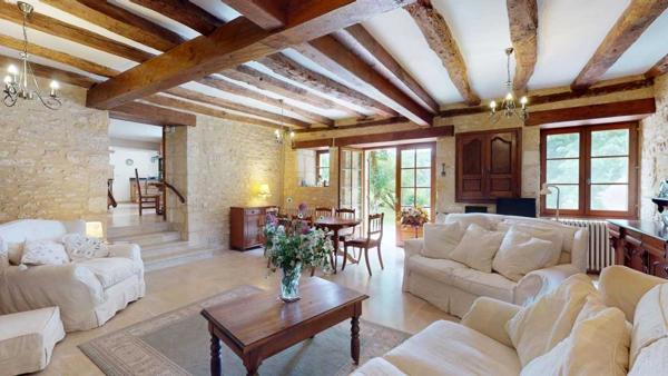 Maison ancienne - Les eyzies Très belle propriété en Périgord Noir, avec grande maison principale, maison d'amis et piscine. Beau terrain paysagé d'environ 5700 m².