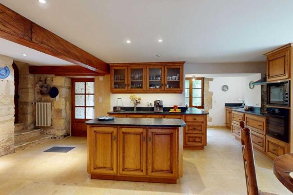 Maison ancienne - Les eyzies Très belle propriété en Périgord Noir, avec grande maison principale, maison d'amis et piscine. Beau terrain paysagé d'environ 5700 m².