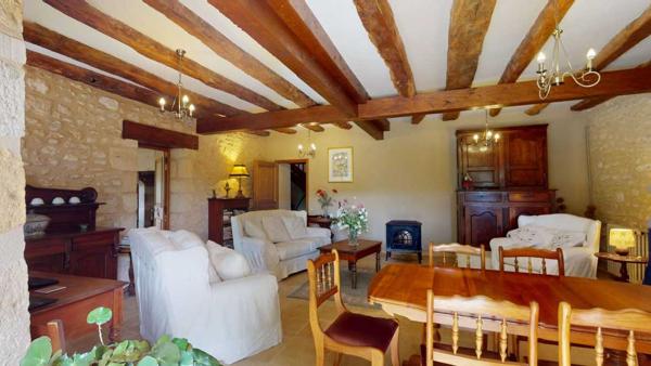 Maison ancienne - Les eyzies Très belle propriété en Périgord Noir, avec grande maison principale, maison d'amis et piscine. Beau terrain paysagé d'environ 5700 m².