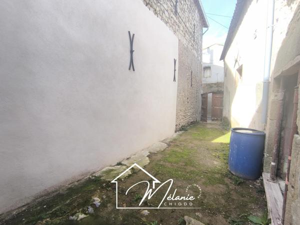 Maison de village à rénover avec grange garage avec cour