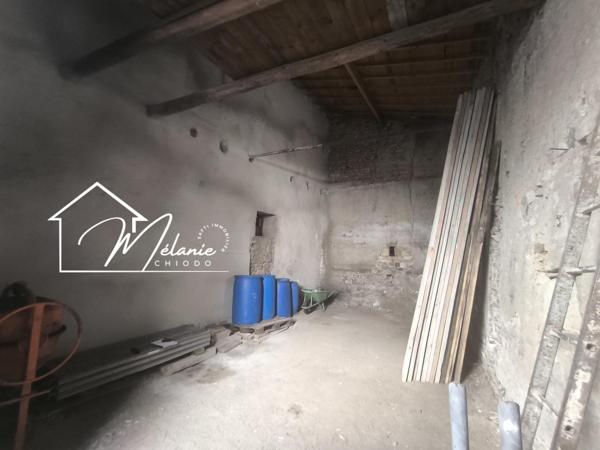 Maison de village à rénover avec grange garage avec cour