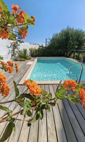 LES ISSAMBRES – PRESTATIONS HAUT DE GAMME – JARDIN PRIVATIF – PISCINE – APERÇU MER