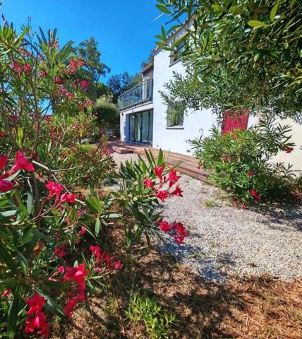 LES ISSAMBRES – PRESTATIONS HAUT DE GAMME – JARDIN PRIVATIF – PISCINE – APERÇU MER