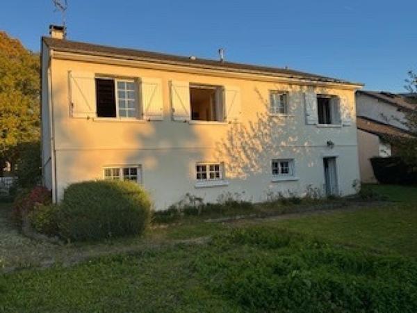 Quartier Est, secteur prisé, à deux pas de toutes commodités, supermarché, école/lycée, centre ville, gare et axes routiers, cette maison offre de nombreux atouts